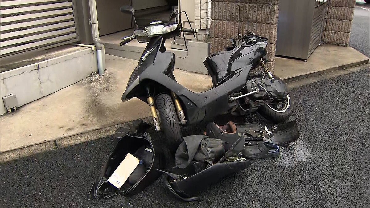 クレーン車の右前方に原付が衝突、原付運転手クシ・カナシロ・カルロス・トモユキさん死亡