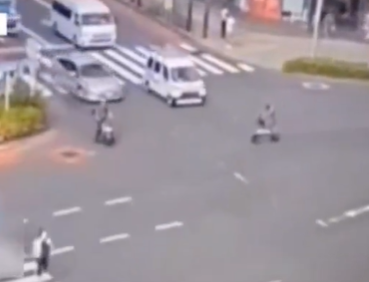 【都内の交差点】電動キックボードが赤信号を無視して交通事故を起こす