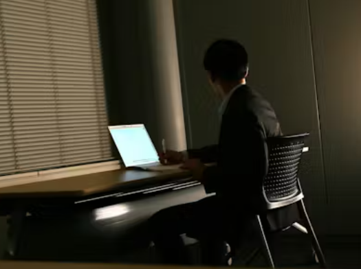 【悲報】論破系新入社員さん、3ヶ月で追い出し部屋に送り込まれ半年後解雇。解雇無効を訴え訴訟