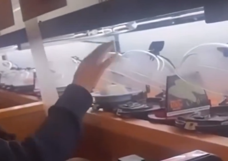 【動画】山形のJK、回転寿司で寿司を撫でまくって炎上