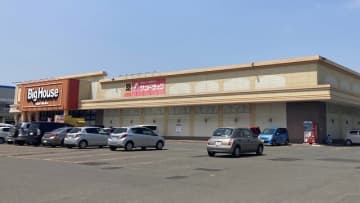 スーパーに車突入→落下の大惨事…高齢ドライバーによる事故画像が拡散、店が明かす当日の様子