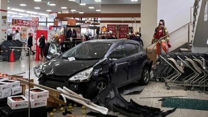スーパー屋上の駐車場から乗用車が店内に転落　1人がケガ…2階店舗入り口から進入か