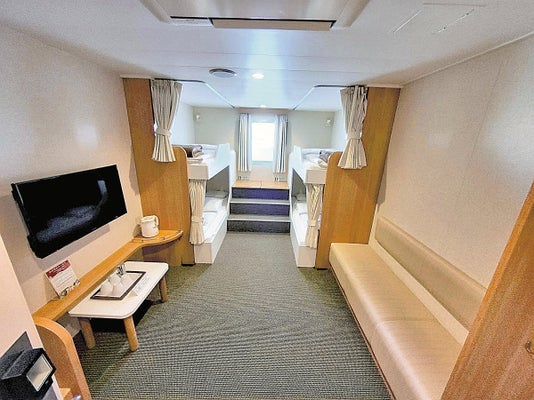 ホテル高騰で夜行のフェリー・バスに脚光、宿泊と移動を兼ねて割安感…「初乗船の客も増えてきた」