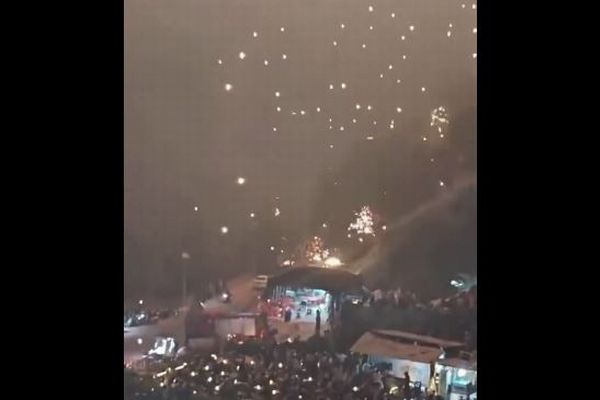 中国で無数のドローンの破片が燃えながら降りかかる、観客もパニック【動画】