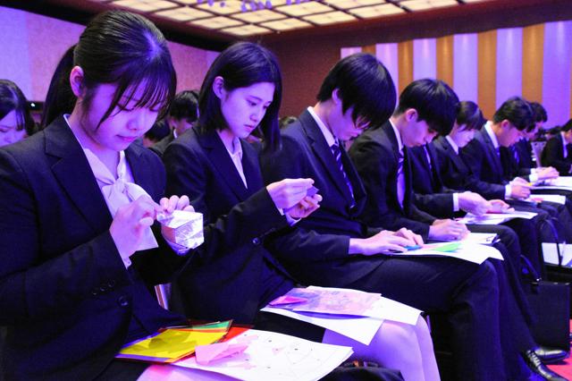 各社が内定式　「折り紙でギネス挑戦」に「ボッチャ大会」　つなぎとめ躍起