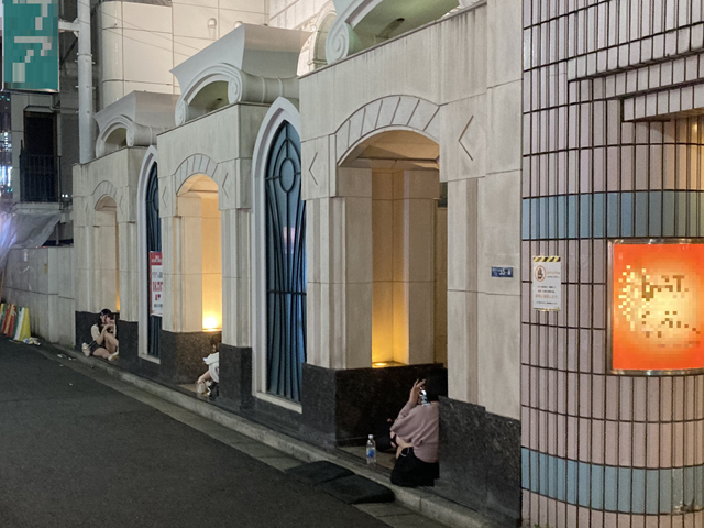 【新宿歌舞伎町の大久保公園周辺で“かくれんぼ売春”が横行】5回客を引いたという都内有名大学2年の女性（20） 「1回2万円で5人とホテルに行きましたよ、相場は避妊具付きで1万5000～2万円、ナシな子は3万円かな」