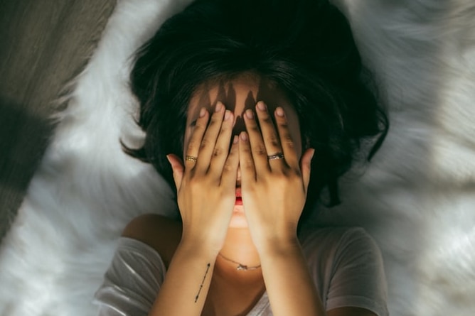 日本人女性、泣く。「日本のパスポートというだけで入国拒否されます」