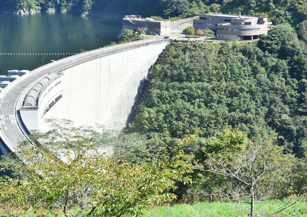 温井ダムから飛び降りか、男女2人死亡　水中で性別不明の1人も発見　広島