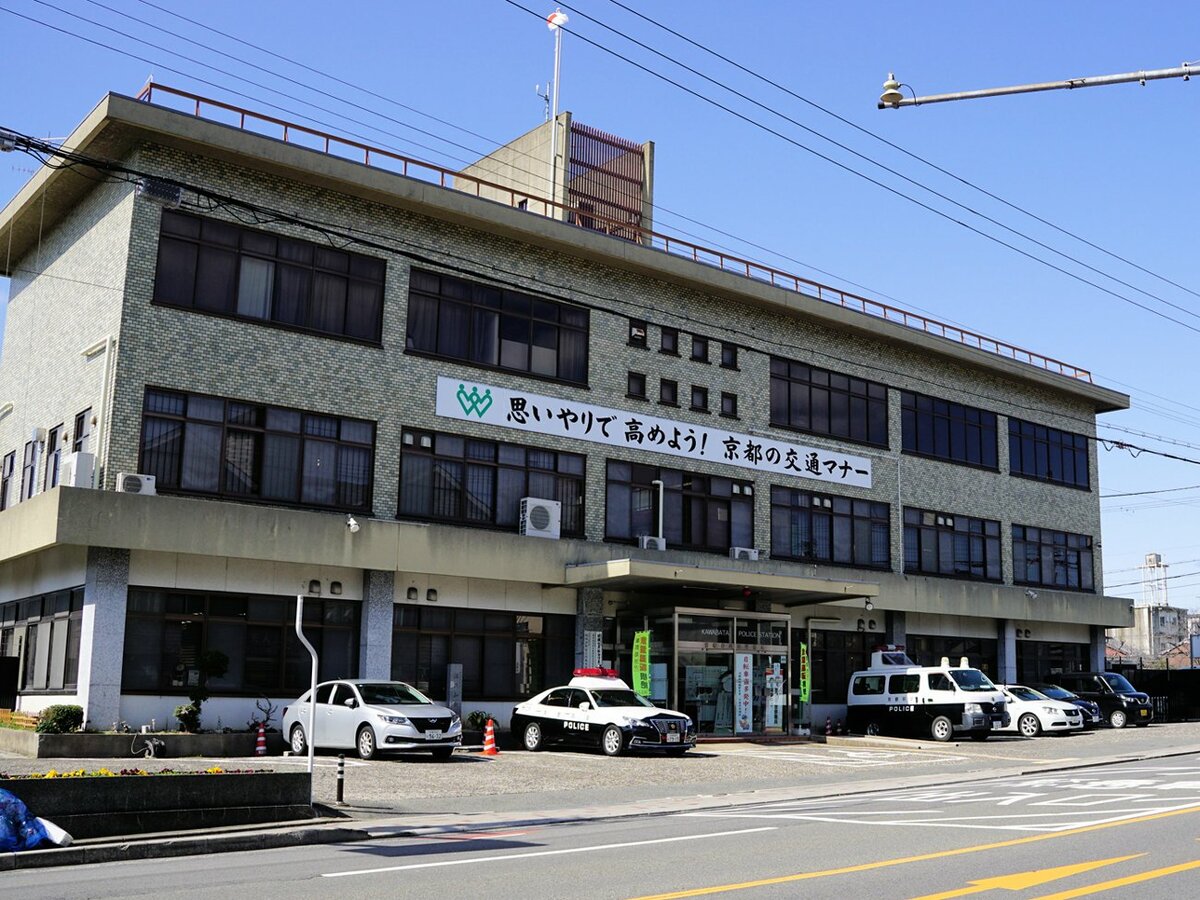 登校中の小学2年女児、オートバイにはねられ重傷　信号のない交差点を横断中、右脚骨折