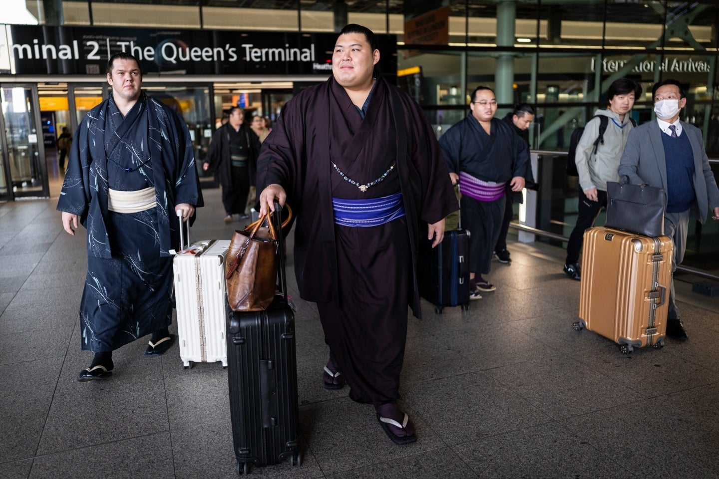 突然降臨した日本の力士に英国衝撃！ まげ、浴衣姿でスーツケース引く姿に視線集中「座席は…」