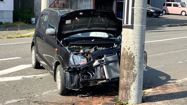 車のサンバイザーを下ろして物が落下…80代女性が運転する軽乗用車が電柱に突っ込む