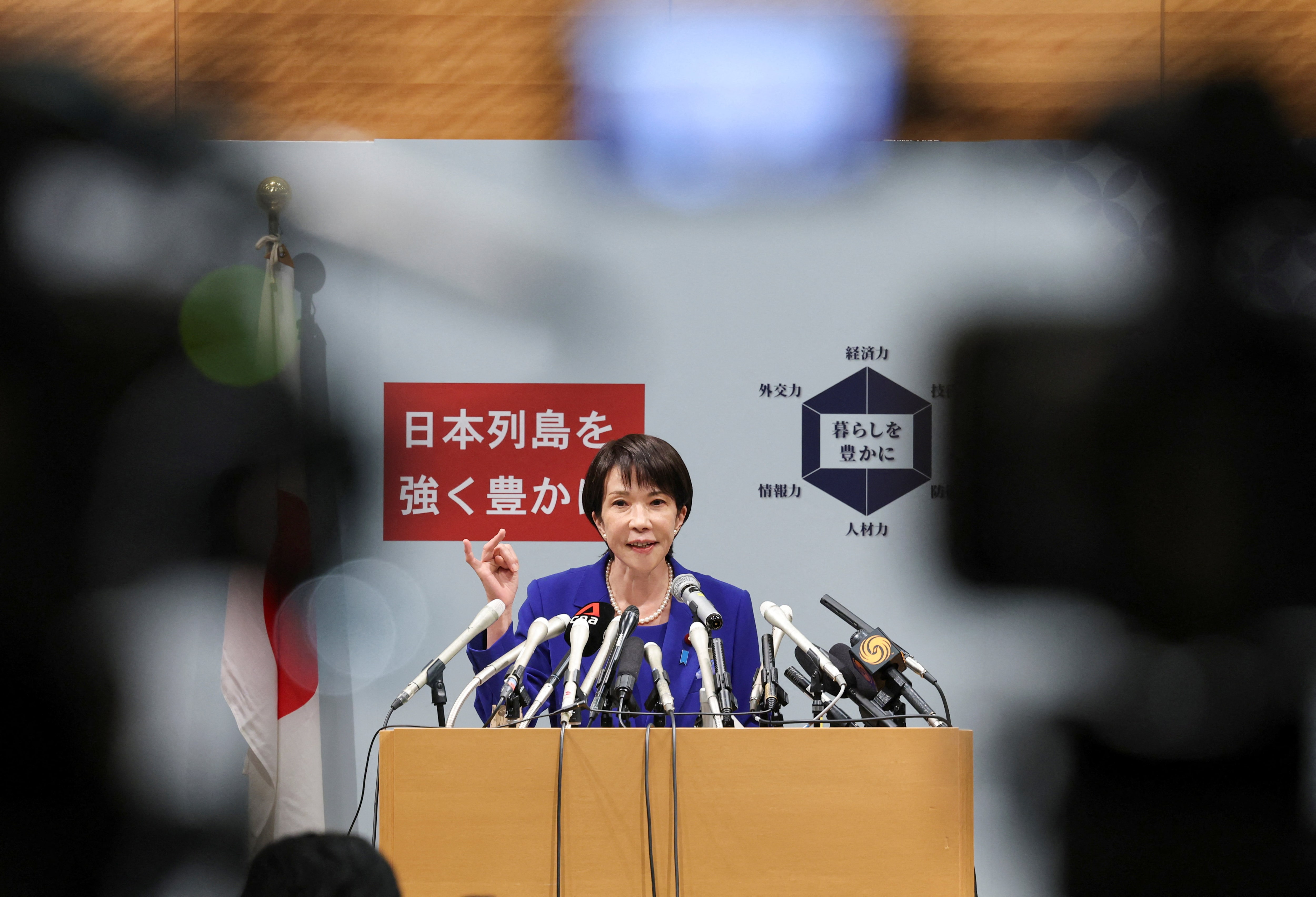 高市新総裁、利上げは日銀が決める、自動車税停止は断言、介護・診療報酬を引き上げ、「財政健全化は重要」、消費減税の主張を取下げ