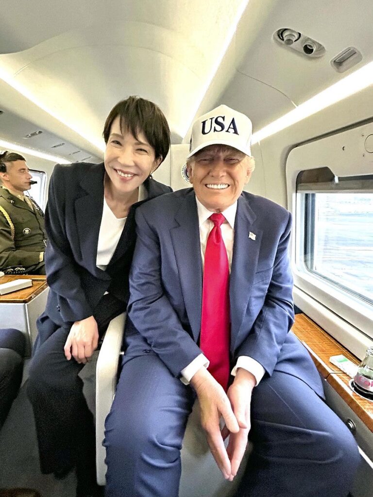 トランプちゃん「大統領専用ヘリにお客乗せちゃった～♪」