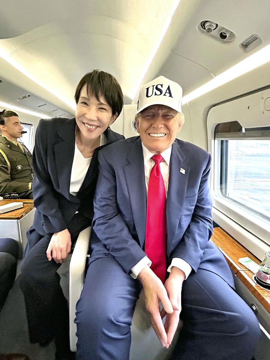 トランプちゃん「大統領専用ヘリにお客乗せちゃった~♪」