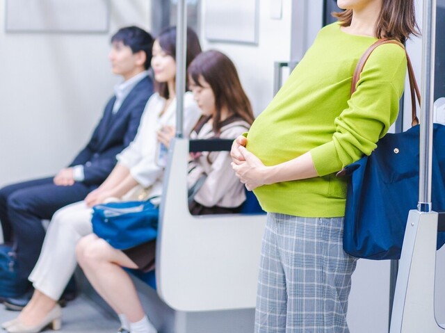 【優先席】妊婦の女性「電車で席を譲ってもらえなかった」と投稿し、"批判が殺到"。9300件ものコメントを集め激しい議論に