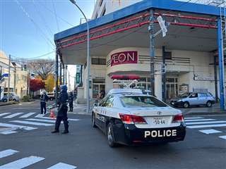 秋田県能代市のイオンにクマが侵入。店員が閉じ込める　今自動ドア停止しているよな？