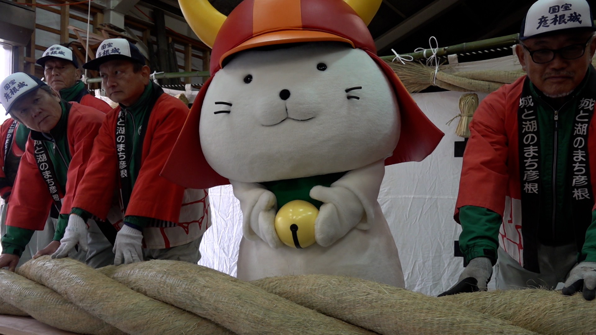 【BBCニュース】彦根城でしめ縄仕上げ「ひこにゃん」もお手伝い