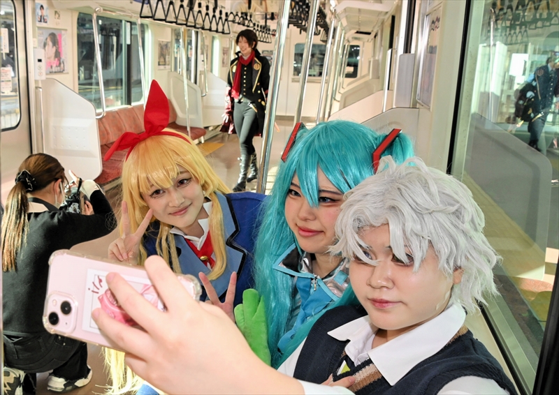 【画像】ＪＲいわき駅、ホームや列車でコスプレ