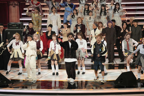 【紅白】ORANGE RANGEのステージにマユリカも登場、平成ギャルをバックに「イケナイ太陽」熱唱