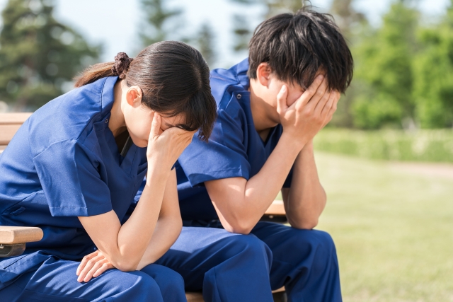 介護職員の賃上げ、政府が月1万円相当を検討する一方で現場の希望は月5万円以上