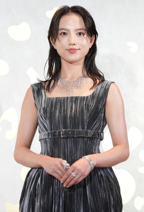 【芸能】清原果耶、背中開いた1・7億円スタイルで登場　カルティエネックレスにときめき「すてきだな」