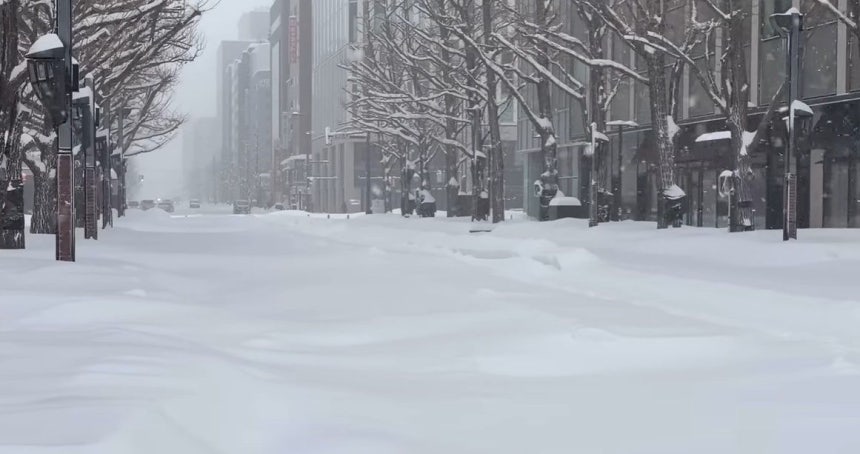 札幌で1メートル超の大雪、韓国人観光客を含む7000人が空港で足止め「一生分の雪を見た」