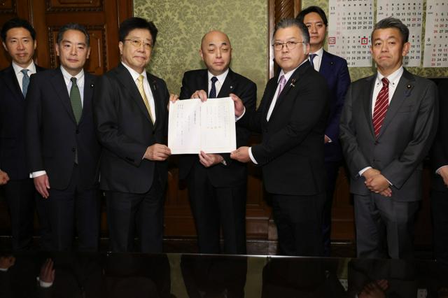 自民と維新、衆院議員定数「1割削減」法案を提出　野党の対応焦点