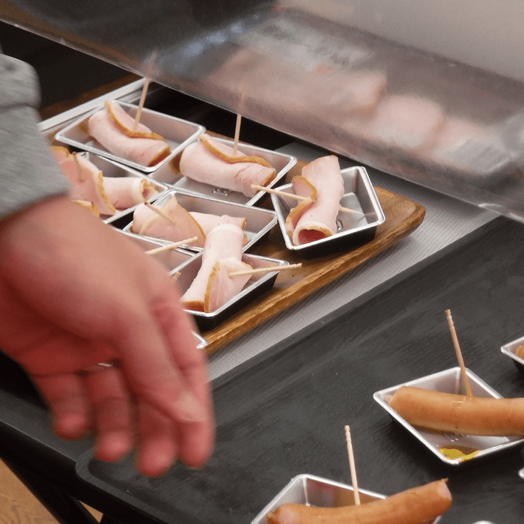 【弁護士が解説】1円も買わずに帰るのは罪？道の駅で“タダ食い”三昧「試食だけでお腹いっぱい」