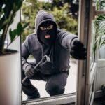 昼間は安全？誤解です　空き巣多い10月、対策に「植木鉢と数万円」