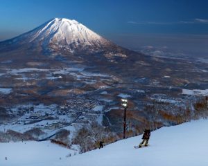 【インバウンド】「地元民の怒りは限界」外国人観光客は住人の10倍…北海道・ニセコで横行する“モラルなき開発”の実態