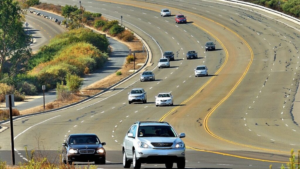 【話題】車社会の米国では怒りに任せた煽り運転や不必要なクラクション、無謀なスピード違反やウィンカーなしの車線変更は当たり前。時速100キロで走行していても10分に1回は煽られる