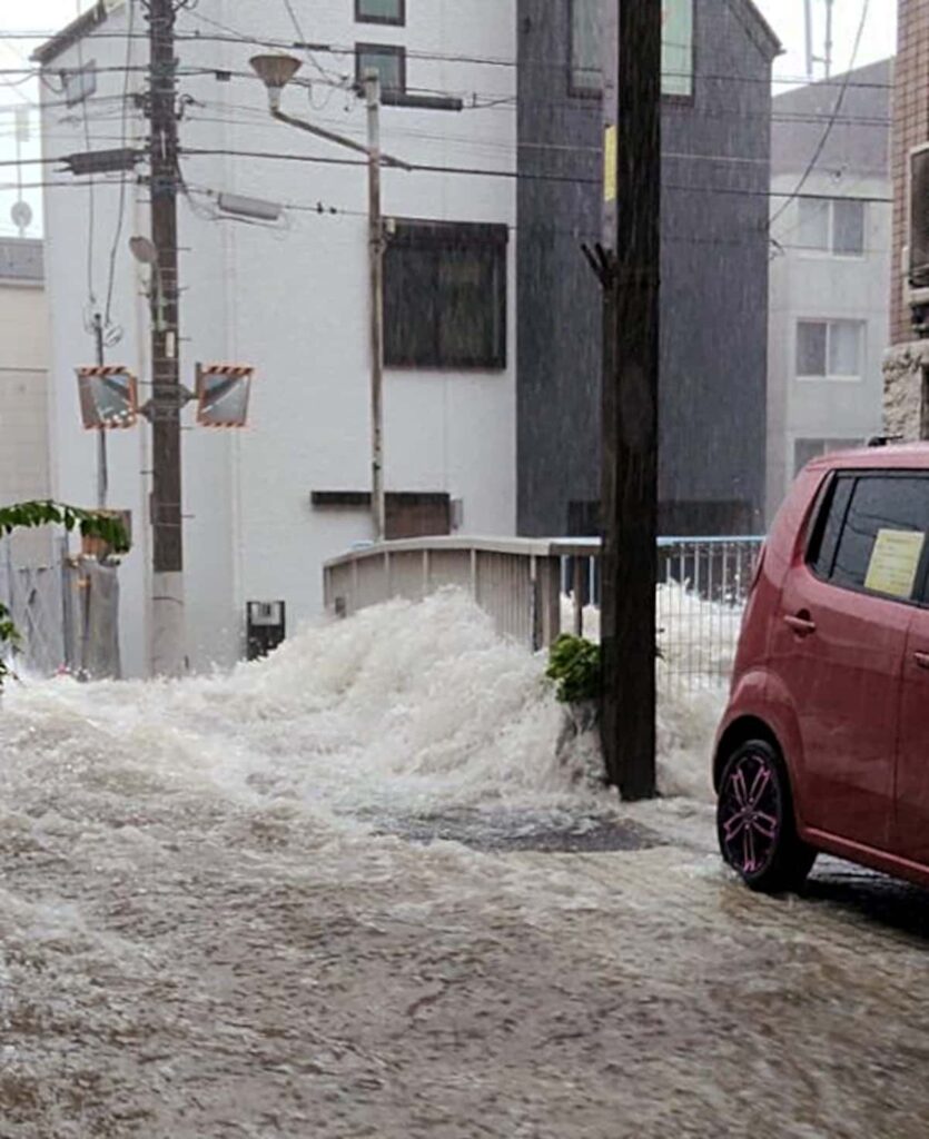【東京】濁流「ほんの数十分で」都心で氾濫、復旧作業急ぐ　品川の立会川周辺　11日の記録的な大雨