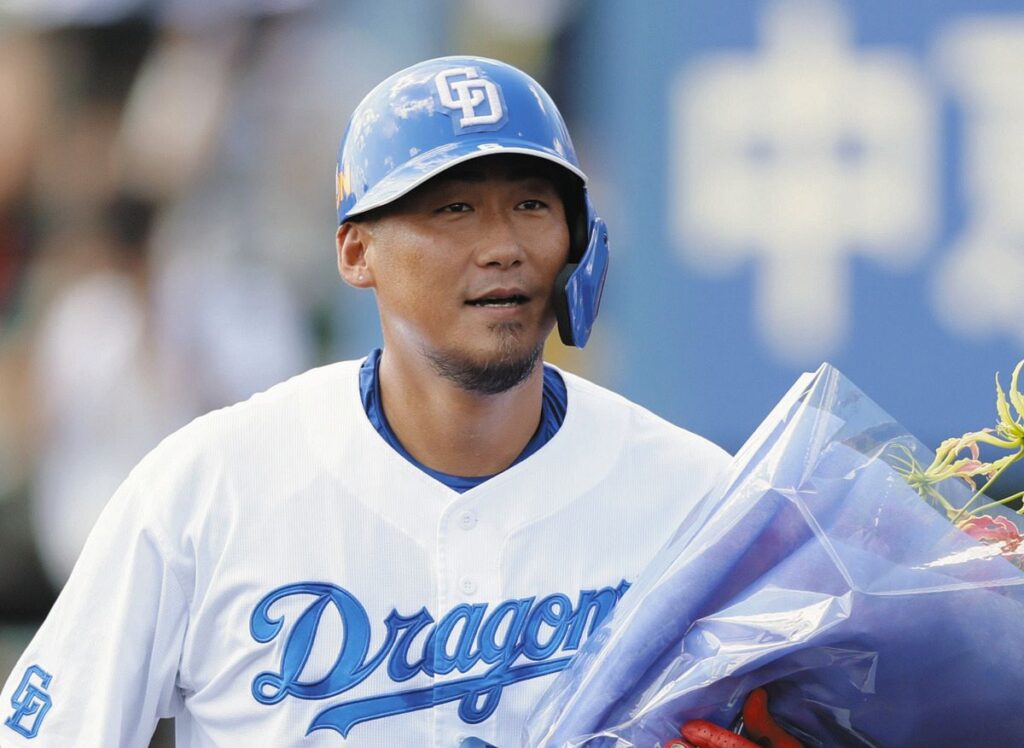 【野球】中日・中田翔 引退セレモニー　巨人・坂本、楽天・則本らからスタンド式のコチョウランが150個届く