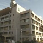 無免許運転で一時停止違反、パトカーに追跡され赤信号無視、車を乗り捨て逃走…大阪市の自称高校生(17)を逮捕　同乗者は逃走中