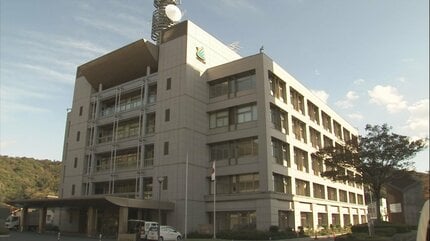 無免許運転で一時停止違反、パトカーに追跡され赤信号無視、車を乗り捨て逃走…大阪市の自称高校生(17)を逮捕　同乗者は逃走中
