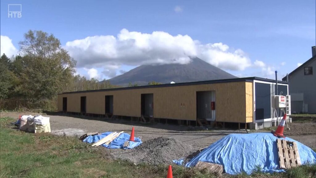 【ニセコ地区／下水に繋げない家を建てた】敷地に「汲み取りタンク」を設置、2日に1回バキュームカーで汚水回収を計画 →→ 会社代表の中国系男性「工事は建築会社に任せた」→→ 工事停止・使用禁止となる