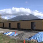 【ニセコ地区／下水に繋げない家を建てた】敷地に「汲み取りタンク」を設置、2日に1回バキュームカーで汚水回収を計画 →→ 会社代表の中国系男性「工事は建築会社に任せた」→→ 工事停止・使用禁止となる