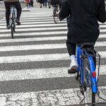 【自転車】ヘルメットの着用率はいまだ2割程度　努力義務化されて2年半も「脱いだ後どこに置けばいいか…」