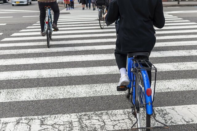 【自転車】ヘルメットの着用率はいまだ2割程度　努力義務化されて2年半も「脱いだ後どこに置けばいいか…」