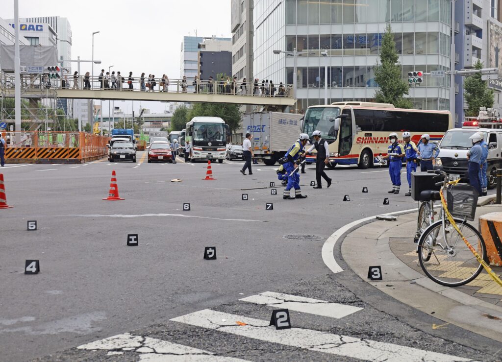 名古屋駅前ではねられ2人重体　71歳男逮捕「ぶつかってない」