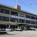 登校中の小学2年女児、オートバイにはねられ重傷　信号のない交差点を横断中、右脚骨折