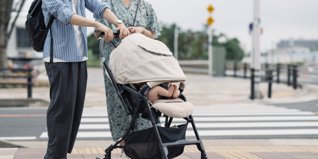 「ベビーカーは車道だろ」2人組男性から絡まれた…SNS投稿が物議 ベビーカーは「車」の扱いなのか？弁護士に聞く