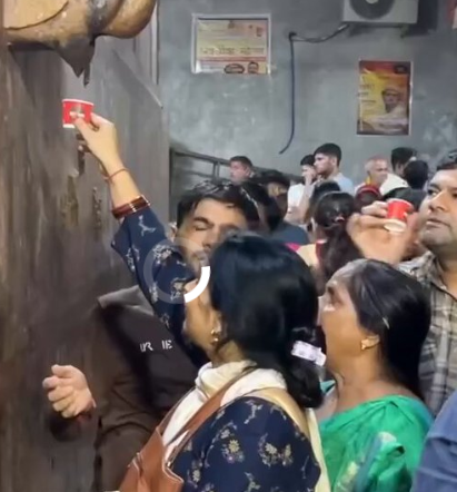 【ほのぼの】インド寺院の象の彫刻から謎の水が流れ始める → 信者「聖なる水だ！」→ 行列を作り飲みまくる→ エアコンの結露だった