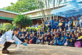 アフリカ黒人の群れに日本留学の魅力を伝えるイベントが大盛況