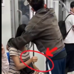 【女性が助けを求めるジェスチャー／日本人にも周知させるべき】電車内で女性が助けを求め、他の女性が助ける様子