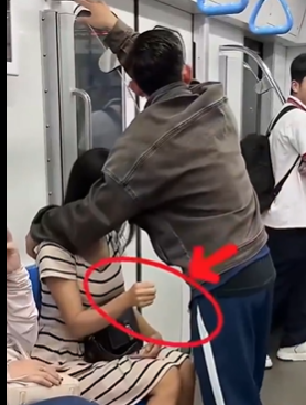 【女性が助けを求めるジェスチャー／日本人にも周知させるべき】電車内で女性が助けを求め、他の女性が助ける様子