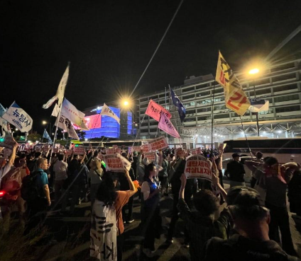 【ヤンキー・ゴー・ホーム！ 国際ヤクザのトランプは地球を去れ】韓国市民団体 「ろうそく行動」がソウルの米大使館前でデモ、労働者300人拘束事件に抗議