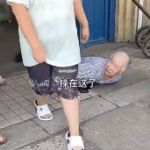 中国にて倒れている老人を誰も助けようとしない件・・・と思ったら居た