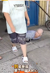 中国にて倒れている老人を誰も助けようとしない件・・・と思ったら居た