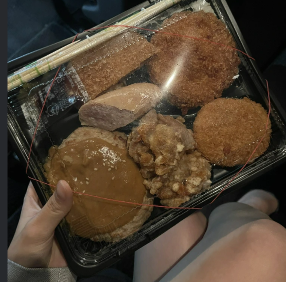 【朗報】アイドル「今日のロケ弁クソワロタwwww」